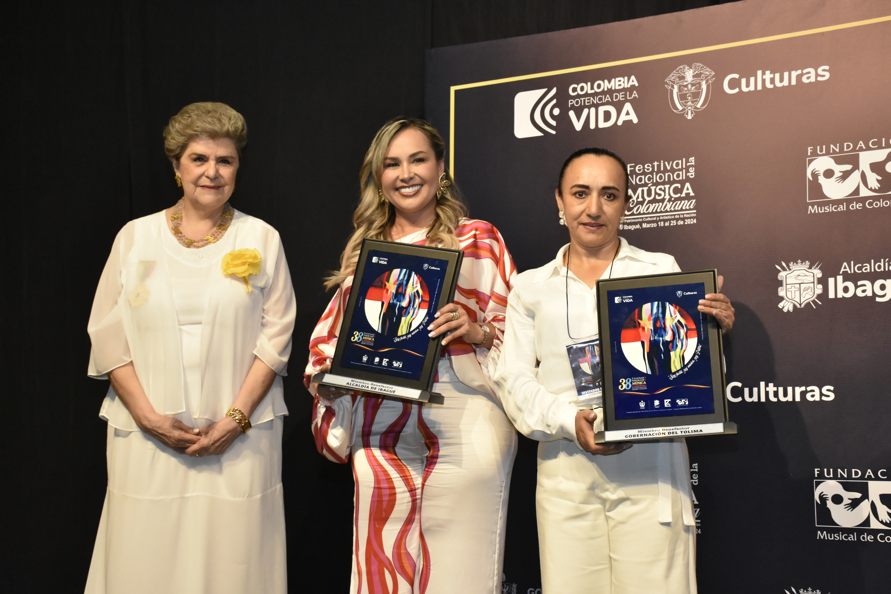 EXALTACIÓN FABIOLA JIMENEZ Y ALCALDESA JOHANA ARANDA (1)